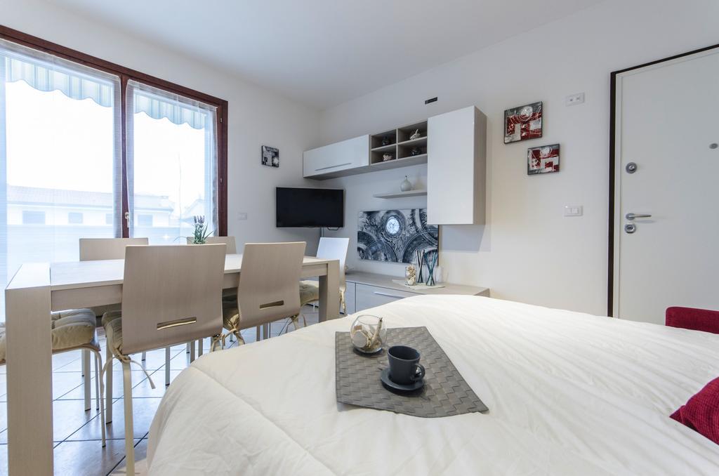 Residence Villaggio Dei Fiori Con Piscina E Posto Spiaggia Incluso กาออร์เล ภายนอก รูปภาพ